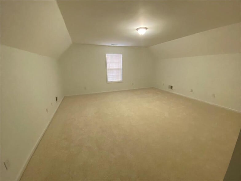 Building Photo - 1551 Park Knoll Trail NE