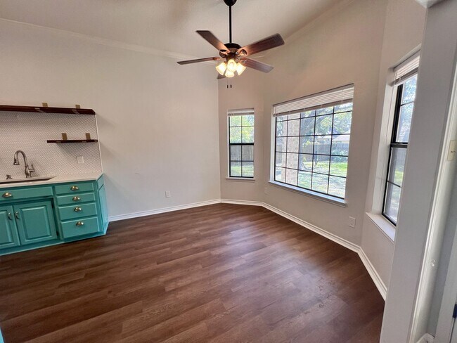 Building Photo - Gorgeous Craftsman home in well establishe...
