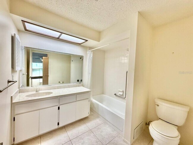Building Photo - 940 Rosewood Ln