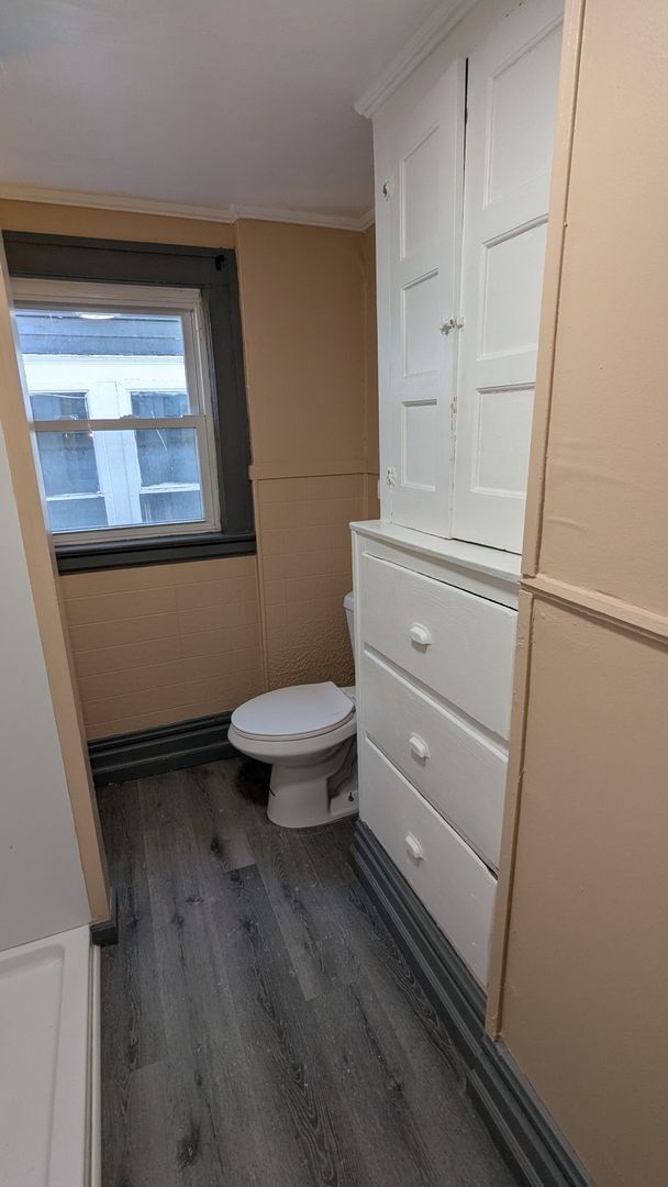 Building Photo - Spacious 4-bedroom, 1.5-bath home in Akron