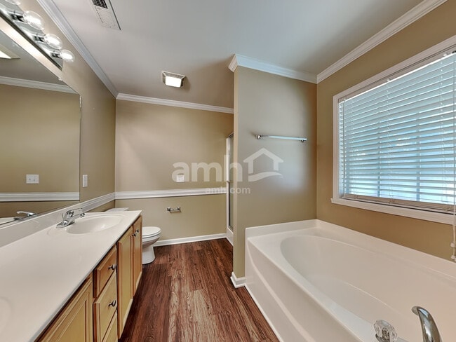 Building Photo - 1956 Longburn Dr