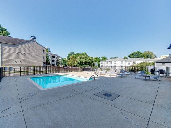 Building Photo - This move in ready condo has it all in Cha...