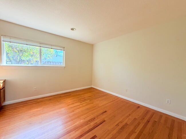 Building Photo - 4766 Elmhurst Dr