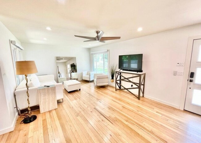 Building Photo - 6623 Kenwell St