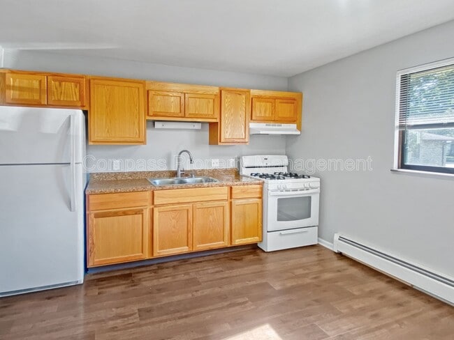 Building Photo - 136 N Lake St