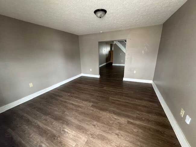 Building Photo - Newly Renovated 3BR/1BA Townhome located close to downtown Indy