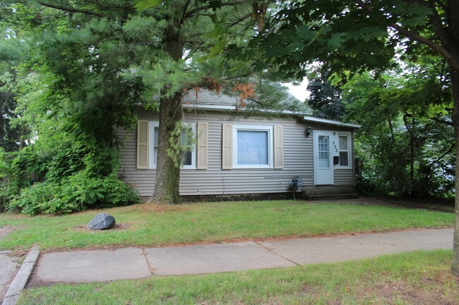 Building Photo - Three Bedroom Single Family Home - Southeast Grand Rapids