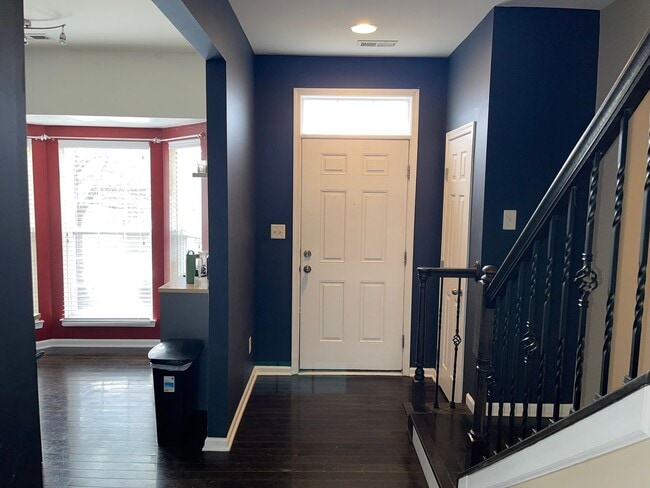 Building Photo - Amazing Three Bedroom Townhome in Southend!