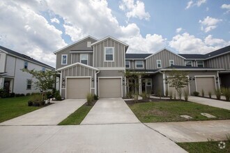 Building Photo - Like new 3 bedroom 2.5 bath townhome is Oa...