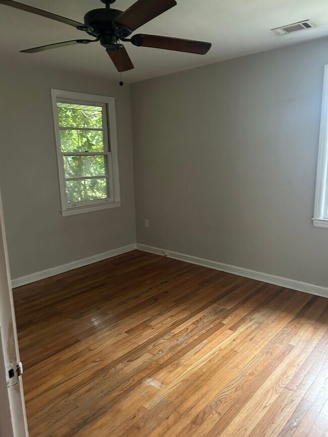 Building Photo - Cozy home