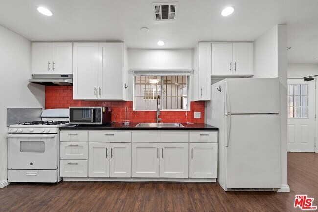 Building Photo - 1128 Irolo St