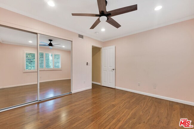 Building Photo - 11040 Salt Lake Ave