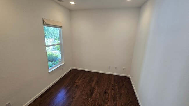 Building Photo - Private, peaceful home on nearly half an a...