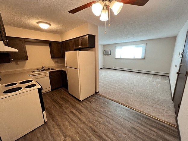 Eat-in Kitchen - 901 18th St