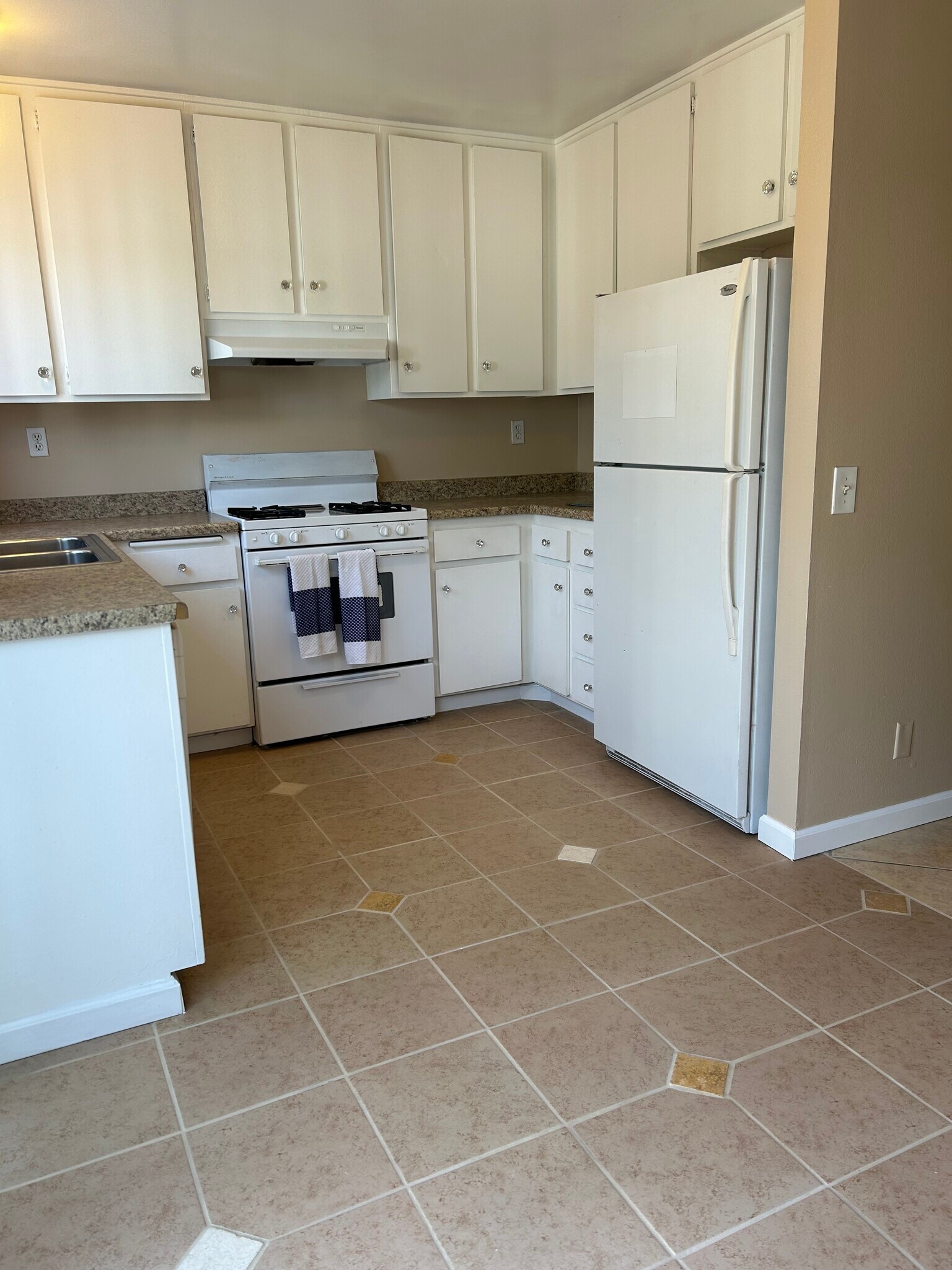 Building Photo - 19036 Kittridge St