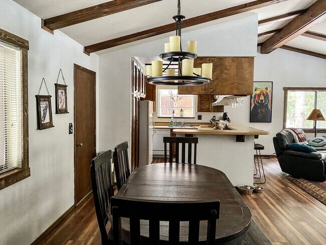 Building Photo - New to the Rental Market! FURNISHED Custom 3 Bdrm Hm w/Garage