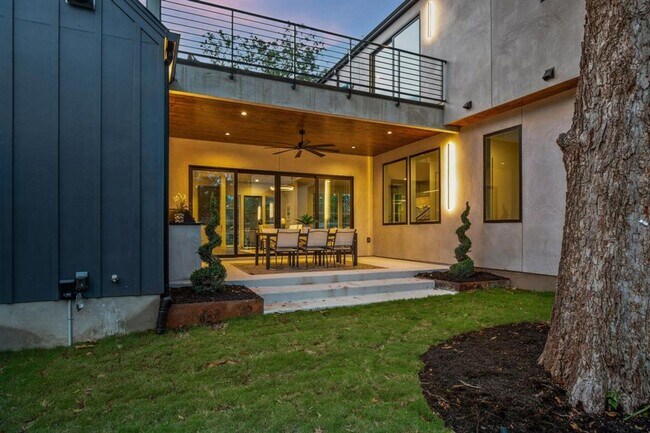 Building Photo - Stunning South Austin Oasis