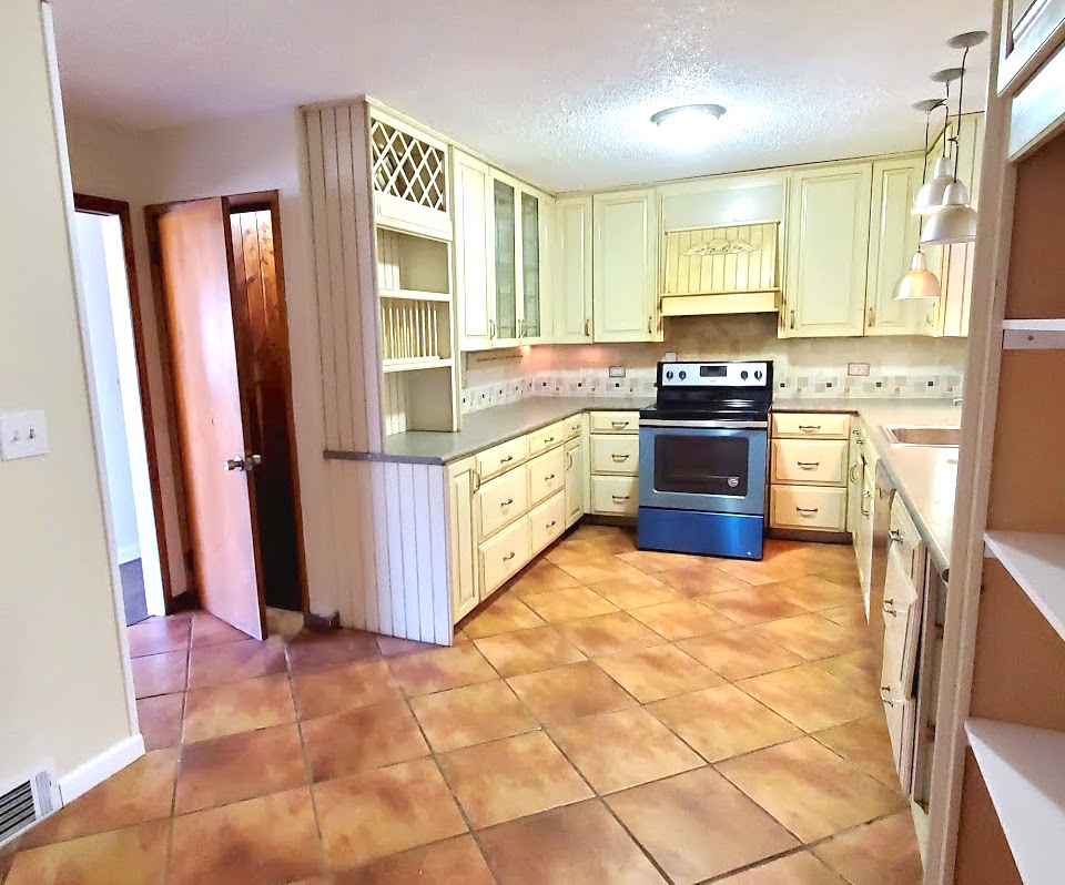 Nice large kitchen fully stocked with stainless appliances - 505 Chestnut St