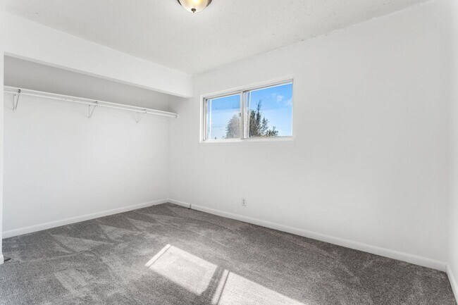 Building Photo - 4BR w/ Driveway Parking near Denver Zoo & City Park