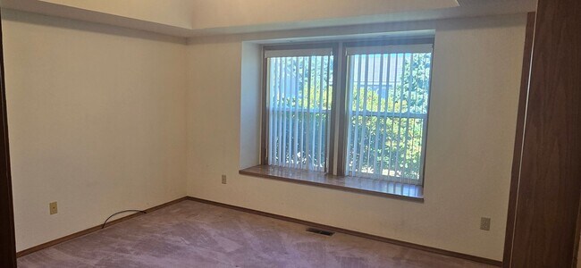 Building Photo - Spacious Home With Sunroom