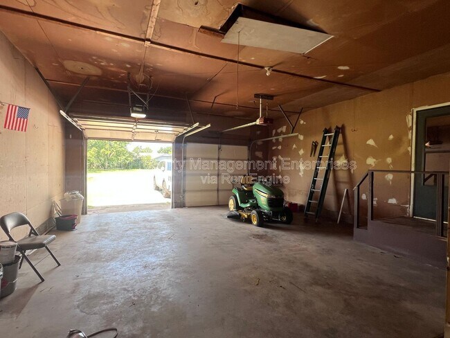 Building Photo - 204 Wolf Ln