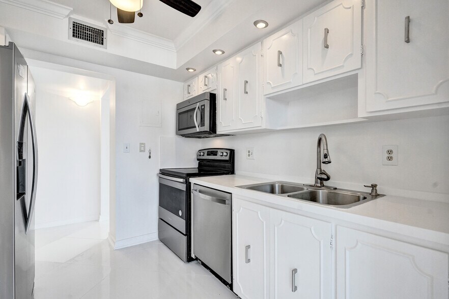Building Photo - 3113 S Ocean Dr