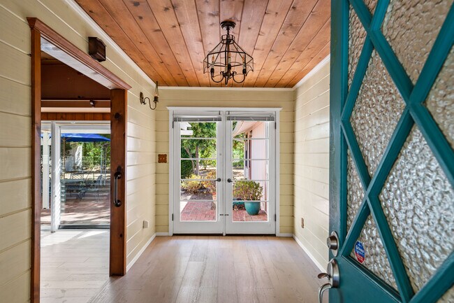 Building Photo - 190 Fairway Ln