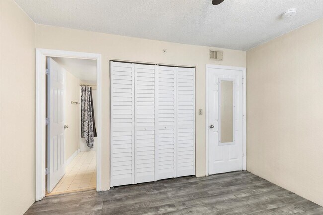 Building Photo - 2 Bedroom 2 Bathroom in the Salt Ponds Con...