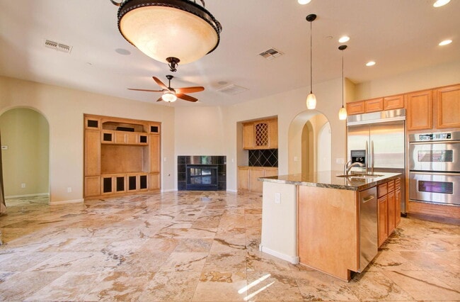 Building Photo - 9427 E Trailside View