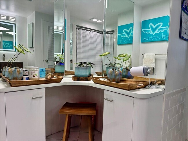 Building Photo - 3111 N Ocean Dr
