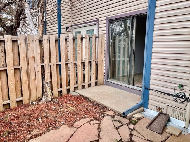 Building Photo - Well Maintained 2 BR/1BA Townhome Convenie...
