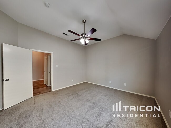 Building Photo - 6701 Fairglen Dr