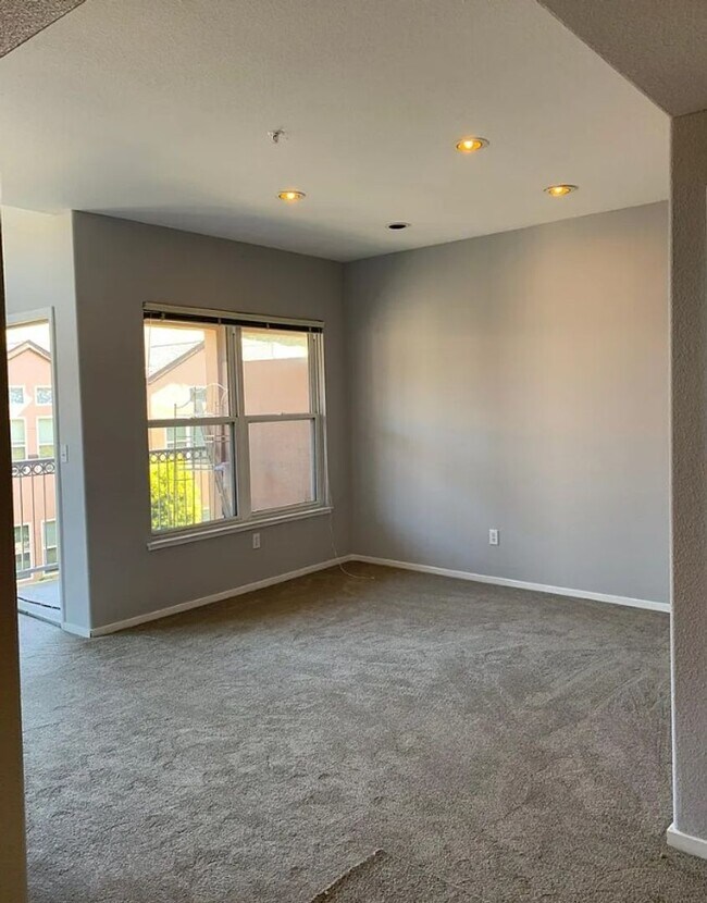 Building Photo - Beautiful 3 Bedroom Condo in Gated Community – San Francisco!