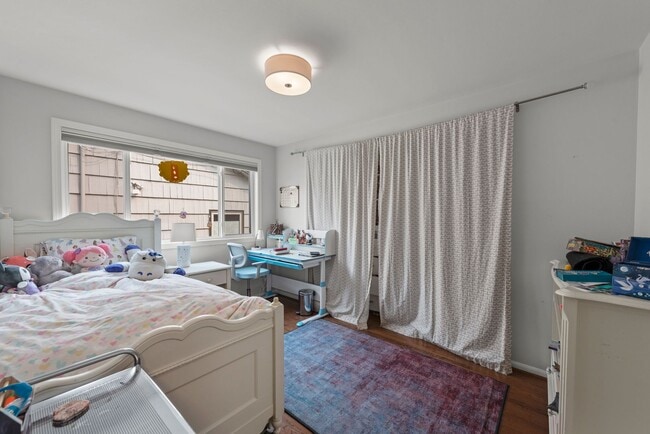 Building Photo - Spacious 4-Bedroom Mid-Century Home in Vie...