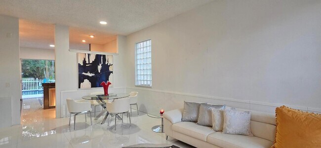 Building Photo - 661 Lake Wellington Dr