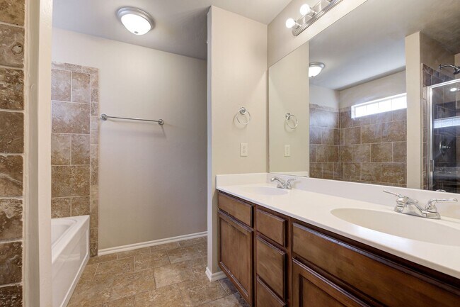Building Photo - ** $500 Off Move-in Special ** Gorgeous 4 ...