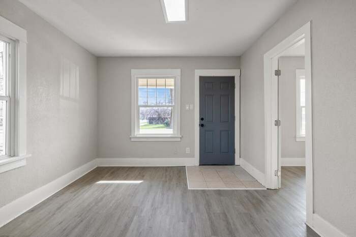 Building Photo - 1610 Division St