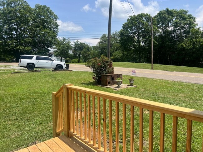 Building Photo - Very Nice 4 bedroom near Tri Cities Airpor...