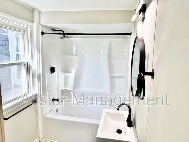 Building Photo - 924 Spring Ave NE