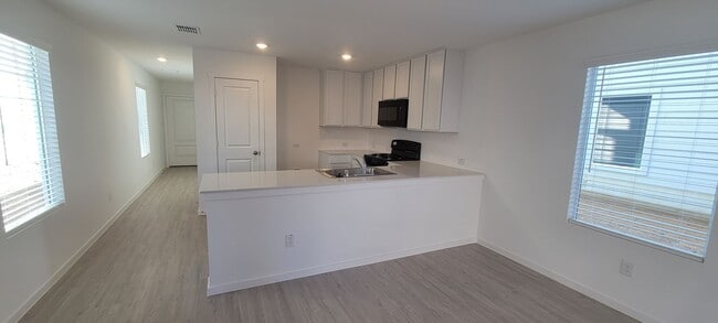 Building Photo - NEWLY BUILT 3 bedroom 2.5 Bath single fami...