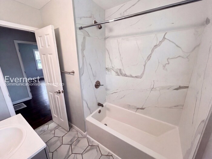 Building Photo - 1345 Twin Oaks Cir SE