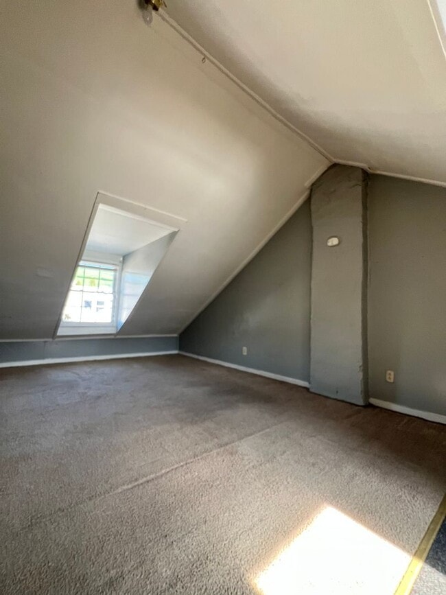 Building Photo - 3 Bedroom 1 Bath Available for Rent