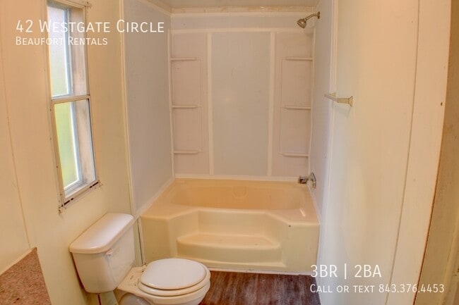 Building Photo - 42 Westgate Cir