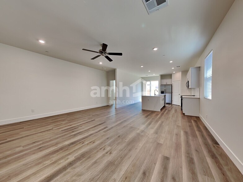 Building Photo - 858 English Primrose St