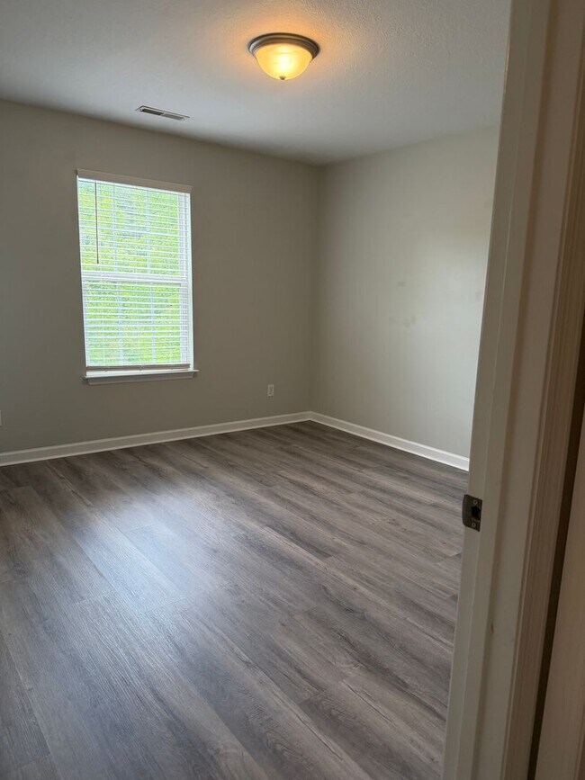 Building Photo - Red Bank Townhome