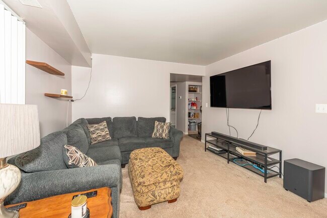 Building Photo - 9601 Bayview Dr
