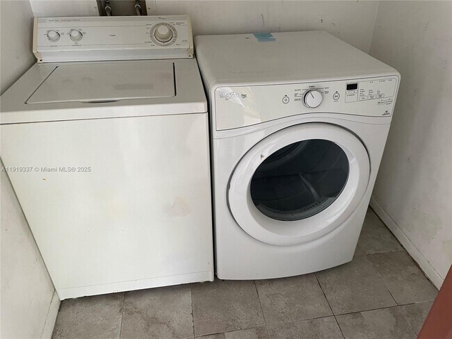 Building Photo - 771 NE 199th St