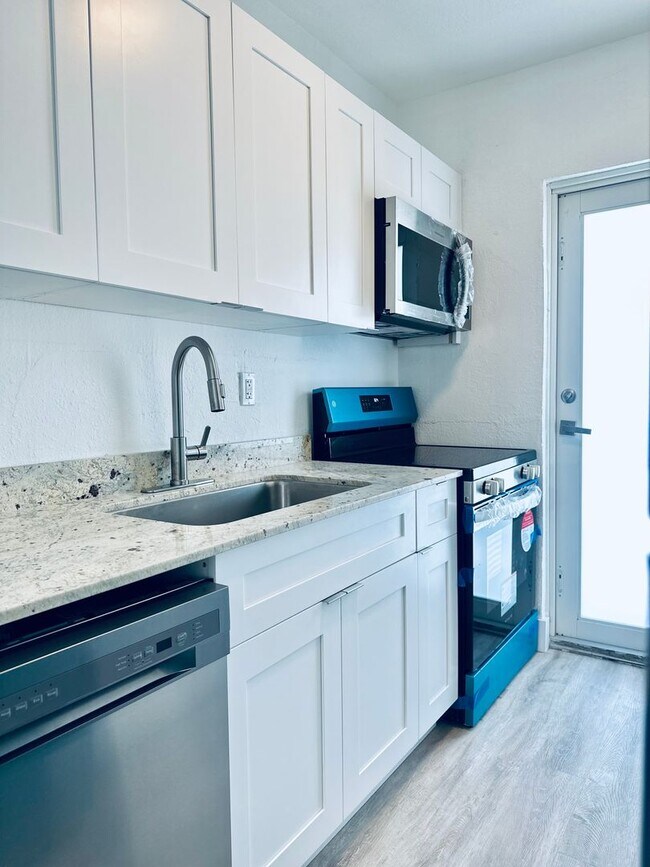 Building Photo - Newly remodeled apartment in the heart of ...