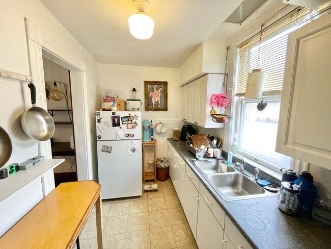 Building Photo - 3 Bedroom Apartment Superior Location South End of Burlington VT Available between 6/5-6/15