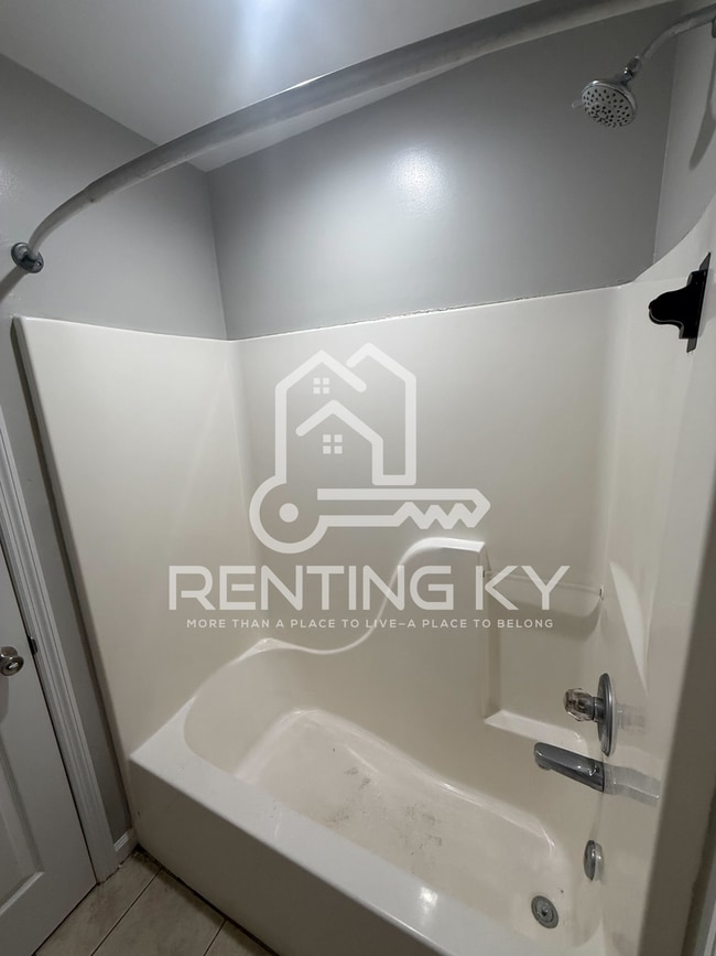 Building Photo - Huge 3-Bed, 2.5-Bath Townhouse!